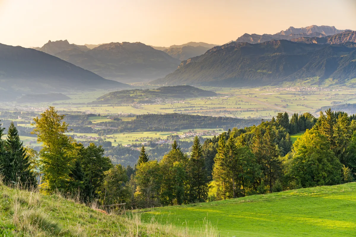 Foto darf nur für Mobilitätsbeilage vom 20.3.24 verwendet werden!!!
Die Strecke in Richtung Zürichsee führt entlang der voralpinen Hangflanken ins Goldingertal.
